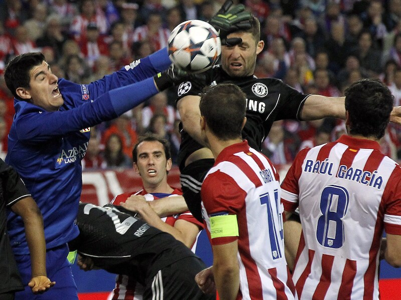 Thibaut Courtois in een fel luchtduel met Tim Cahill van Chelsea. Worden ze volgend seizoen ploegmaats?