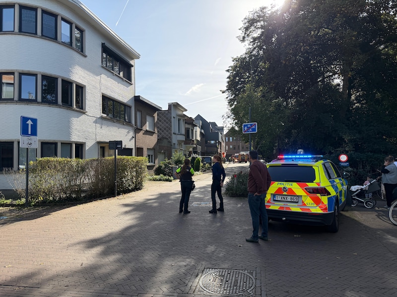 De brandweer is ter plaatse bij een woningbrand in Kontich.