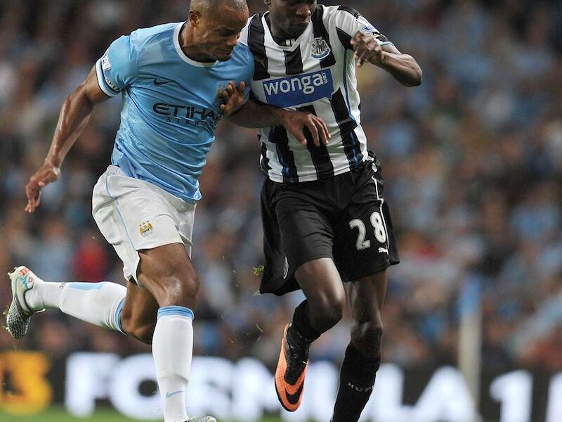 Kompany in duel met Ameobi.