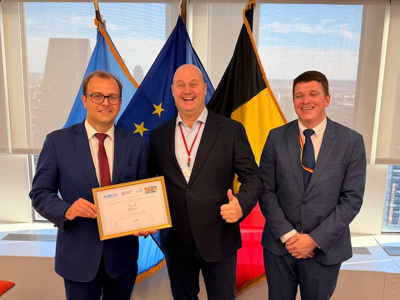Zaakvoerder Luk Patyn van Chocdecor (midden) in Lokeren is maar wat blij met de erkenning van zijn bedrijf door de Verenigde Naties.