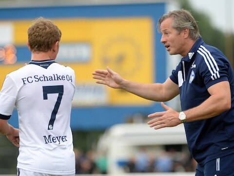 Jens Keller geeft aanwijzingen aan Max Meyer.