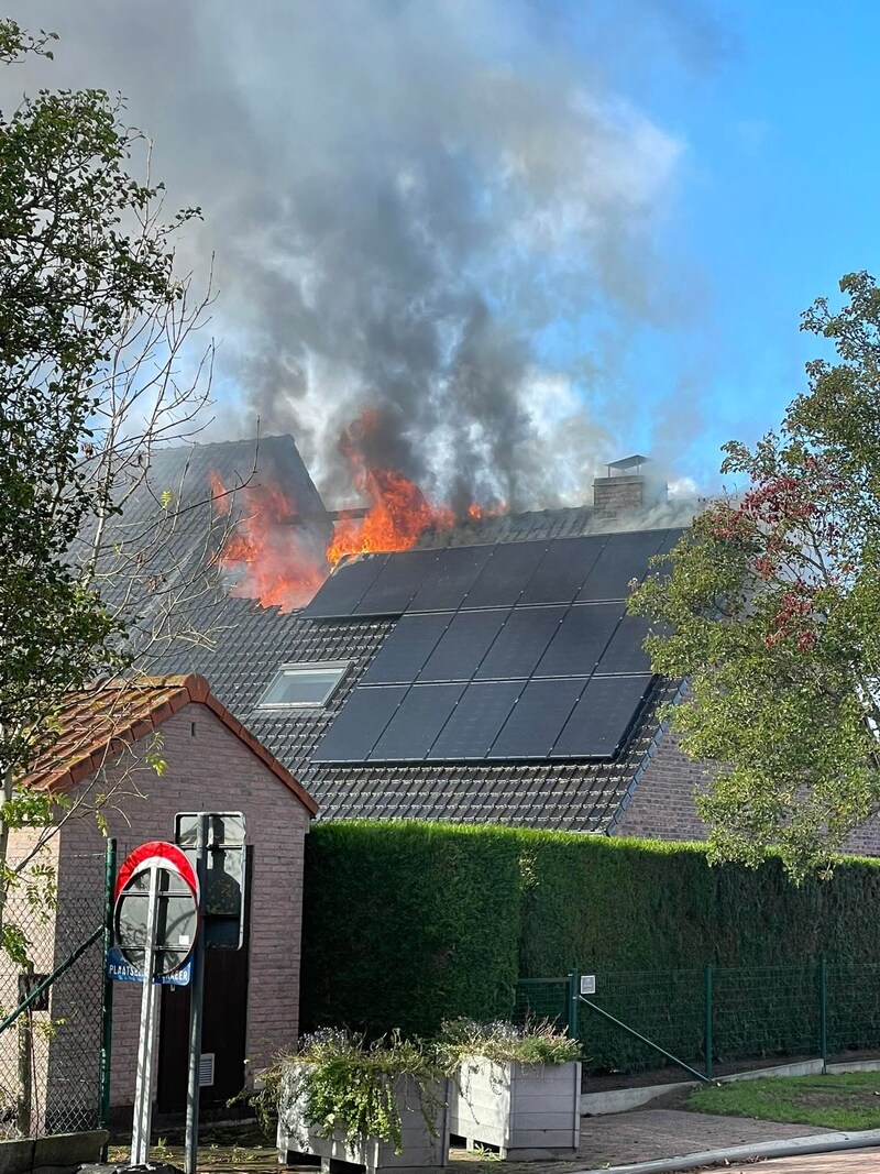 Het vuur ontstond in een halfopen woning in de wijk Ter Heide in Koekelare.