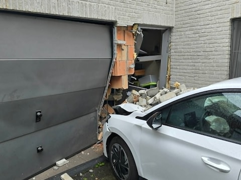 De wagen reed tegen de gevel van een woning aan. 