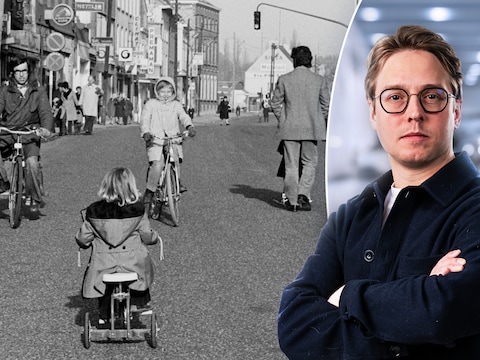 Fietsen in het midden van een Brusselse straat op de eerste autoloze zondag tijdens de oliecrisis in 1973. Rechts: politiek journalist Timmie van Diepen.