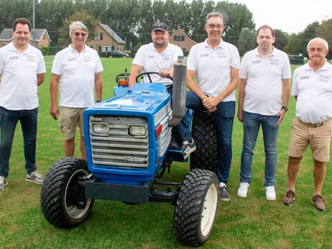 Het bestuur van Zeveren Sportief op het nieuwe kunstgrasveld. 