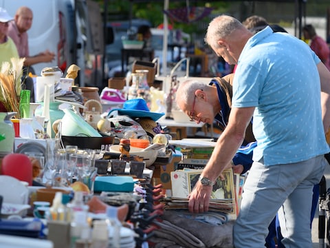 Een rommelmarkt. 