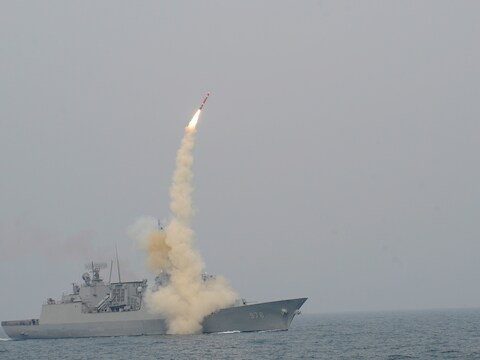 Een Zuid-Koreaan slagschip vuurt een raket af in de richting van het vermaledijde buurland.