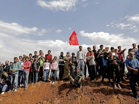 Turkse Koerden bezoeken een begrafenis van vier Koerdische strijders die zijn omgekomen bij de strijd in Kobani.