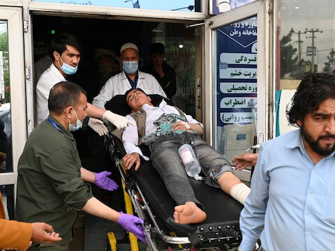 Gewonden worden overgebracht naar het ziekenhuis na de aanslag op de jongensschool in Kabul.