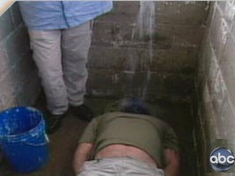 Waterboarding geeft de ondervraagde het gevoel dat hij verdrinkt.