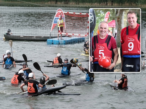 Op Dikkebusvijver bestrijden dit weekend 80 internationale teams elkaar in een groot kajakpolotornooi. Inzet: voorzitter Serge en bestuurslid Peter Vanhauwaert.