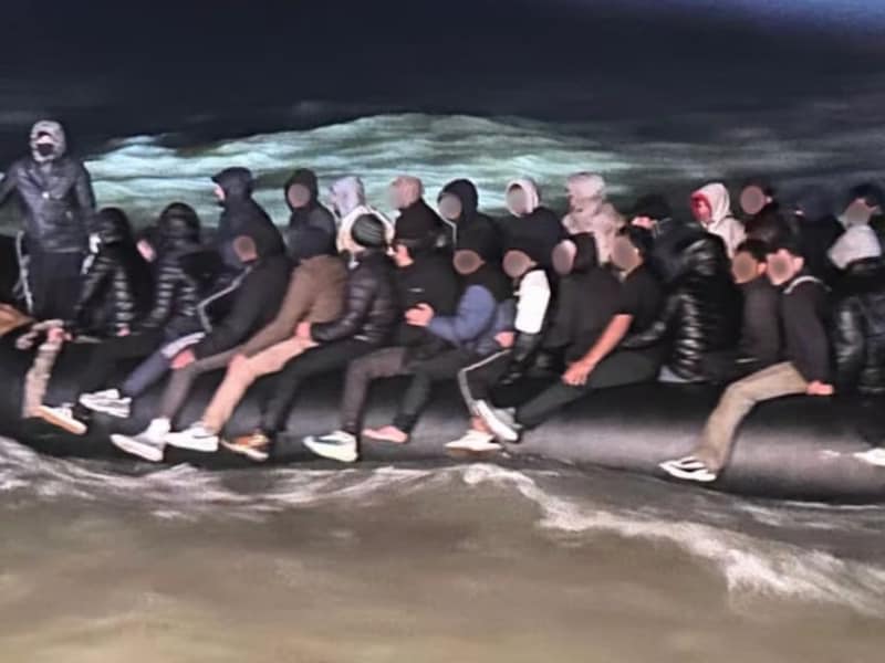 De politie gaf deze foto van de overvolle rubberboot met vluchtelingen vrij. De boot werd zaterdagochtend naar Cadzand gesleept.