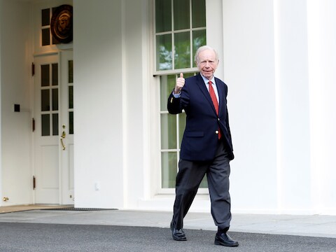 Joe Lieberman verlaat het Witte Huis na zijn onderhoud met President Trump gisteren