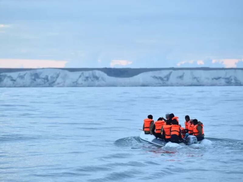 Archiefbeeld: migranten met een bootje op weg naar het zuiden van Engeland.