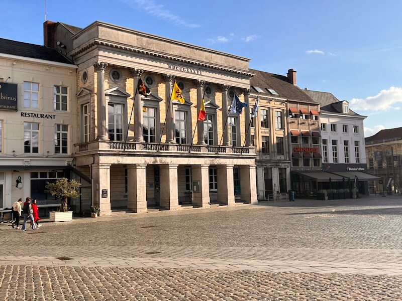 Laatste gemeenteraad voor zomerreces: veiligheidsplannen Suikerrock en beslissing gouverneur over urneaffaire liggen op tafel
