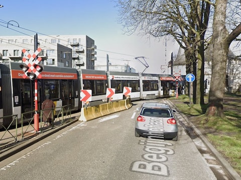 Een man negeerde het rode licht voor de tramoverweg in de Begijnhoflaan in Gent.