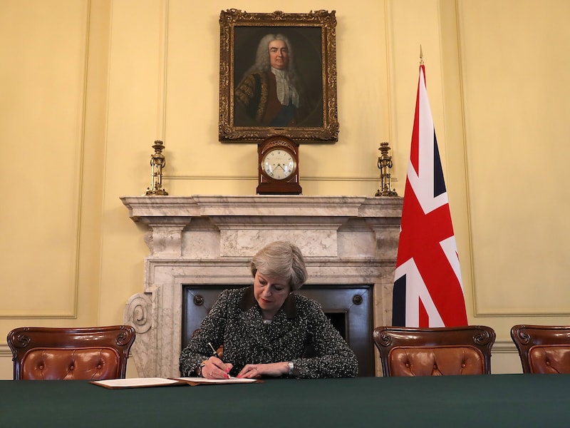 De Britse premier Theresa May ondertekent EU-artikel 50, waarmee het Verenigd Koninkrijk officieel aan de rest van de lidstaten kenbaar maakt dat het wil vertrekken uit de Europese Unie.