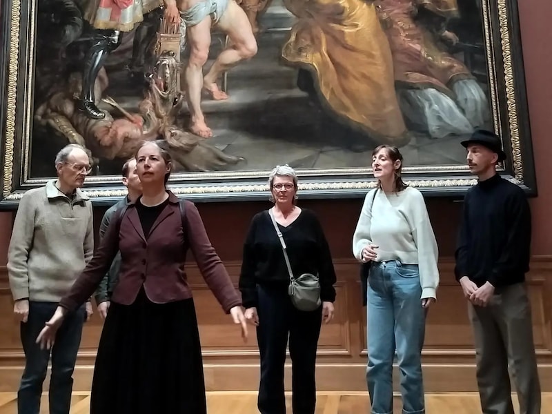 Rubensfans protesteren tegen de sponsoring van het KMSKA door TotalEnergies in het museum.