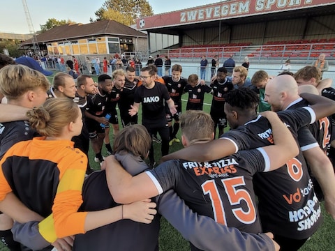 De spelers van Erpe-Mere United vieren de eerste zege.