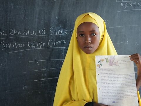 Het Somalische meisje Hibo Mahamed Dubow met haar brief.
