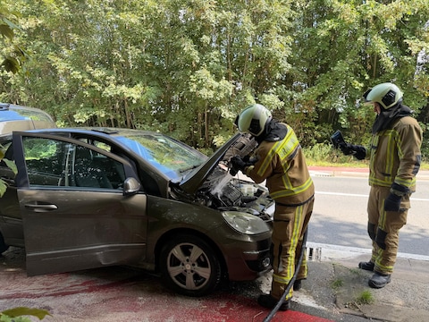 Langs de Bevrijdingslaan in Kaster (Anzegem) moest een automobilist zijn Mercedes langs de kant zetten