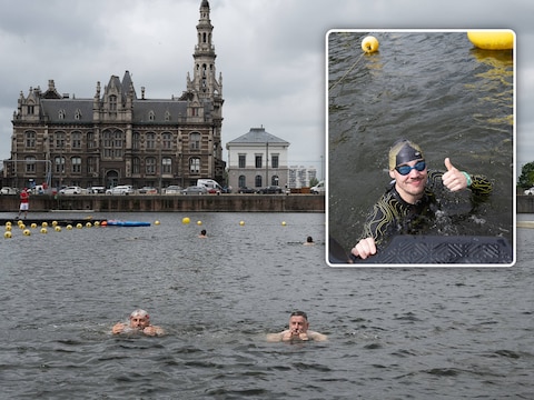 Seppe (inzet), kwam zaterdag meteen baantjes trekken in het Antwerpse Bonapartedok.
