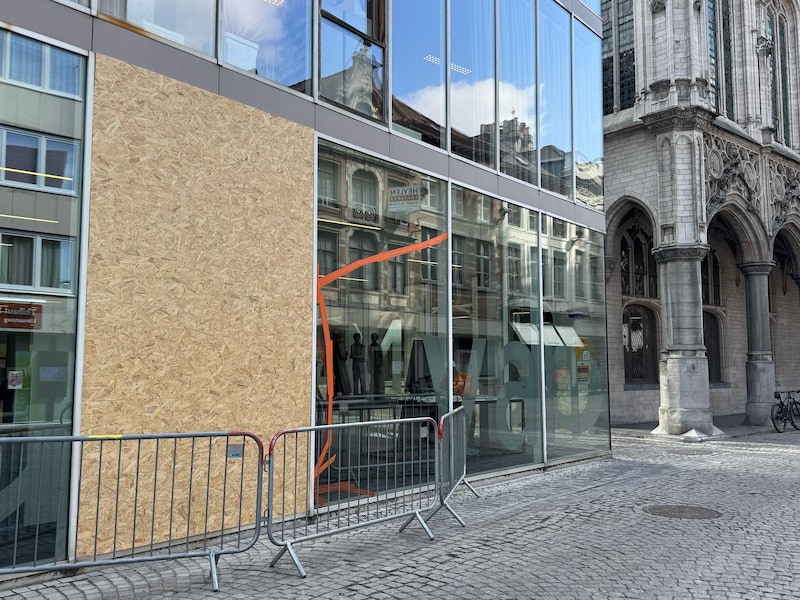 MECHELEN - Een auto reed in de glazen gevel van het Huis van de Mechelaar.