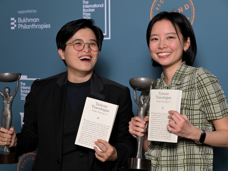Taiwanese schrijver wint International Booker Prize met boek vertaald uit het Mandarijn: “Romantisch verhaal én scherpzinnige postkoloniale roman in een”
