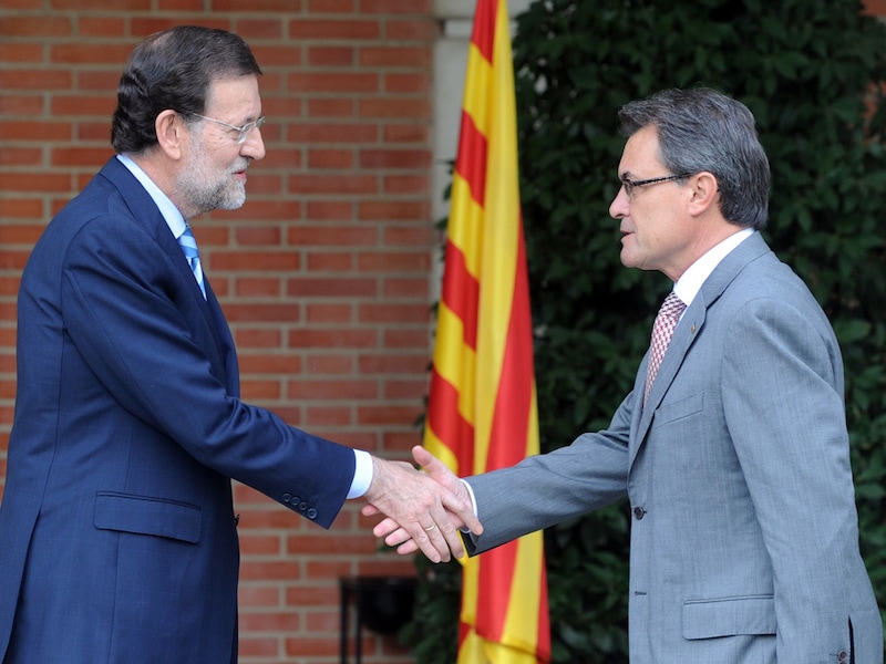 Spaans premier Mariano Rajoy (links) met Catalaans president Artur Mas (rechts).