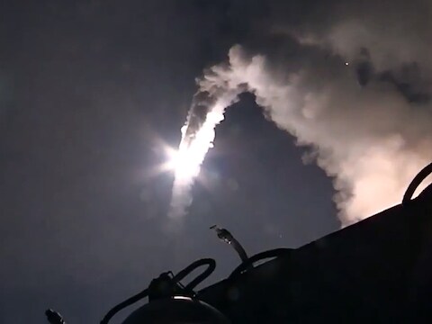Een screenshot van video, afkomstig van het Russische ministerie van Defensie, van het afschieten van kruisraketten in de Kaspische Zee.