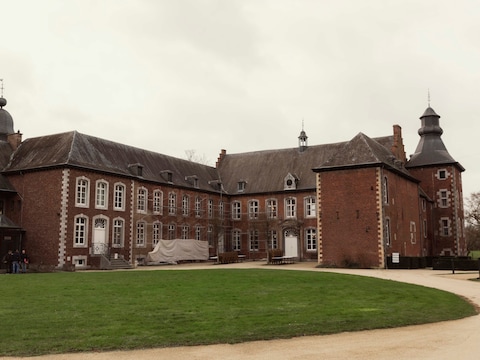 Drie gewonden na massale vechtpartij in viersterrenhotel in Tongeren-Borgloon: “Ze bleven elkaar slaan met ijzeren staven van 2 meter lang”
