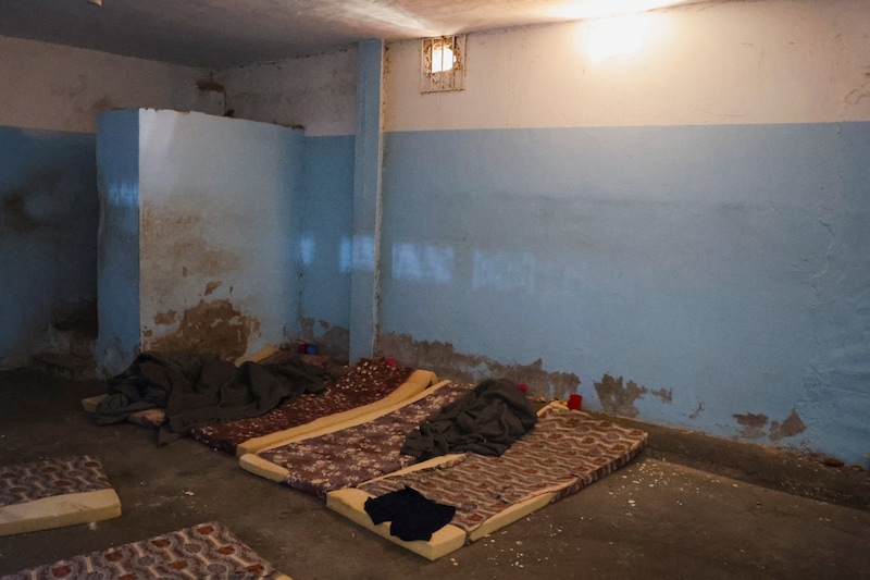 Los presos de la prisión de Al Shaddadi tienen que conformarse con unos pocos colchones. El ejército sirio tomó el control de la institución. 