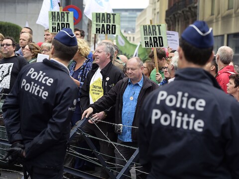Demonstranten van Hart boven Hard verzamelen zich voor het Vlaams Parlement.