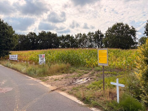 Het gele bordje op de foto verwijst naar de omgevingsaanvraag van LAB Ranst. Daarnaast staan er ook al protestborden van omwonenden.