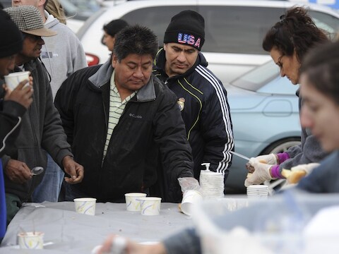 Slachtoffers van de superstorm Sandy krijgen warme dranken van de hulpdiensten.