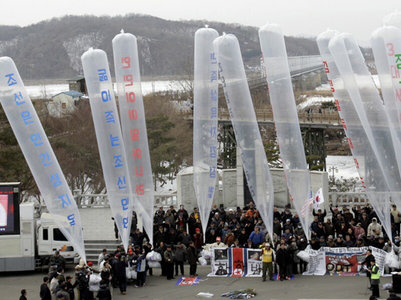 Zuid-Koreaanse activisten en gevluchte Noord-Koreanen laten propagandaballonnen los aan de grens tussen de landen.