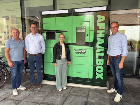 Schepen Steven Van Troys, burgemeesters Simon Lagrange en schepenen Fauve Tack en Michaël Vandemeulebroecke bij de afhaalbox in Zulte. 
