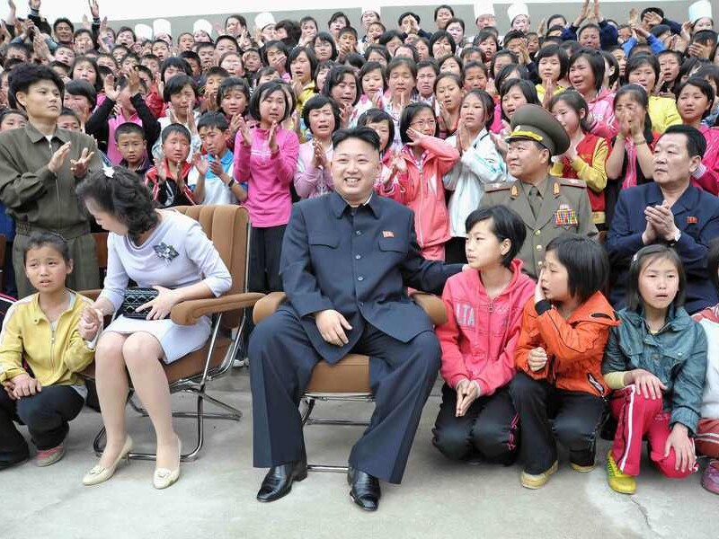 Kim Jong-un en zijn echtgenote in mei tijdens een bezoek aan een kinderkamp.
