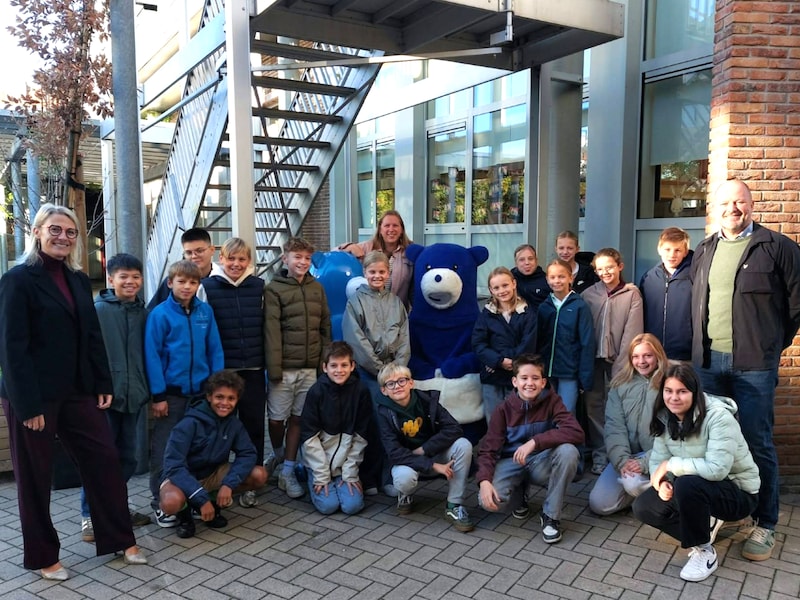 Warme William op bezoek in de Gemeentelijke Sportbasisschool Heusden, met schepen Eva Rombaut (links) en schepen Ben D’Haene (rechts)