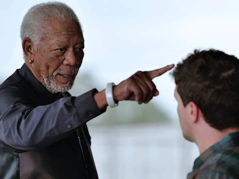 Morgan Freeman (links) in een stilstaand beeld uit de film ‘57 Seconds’ (2023) 