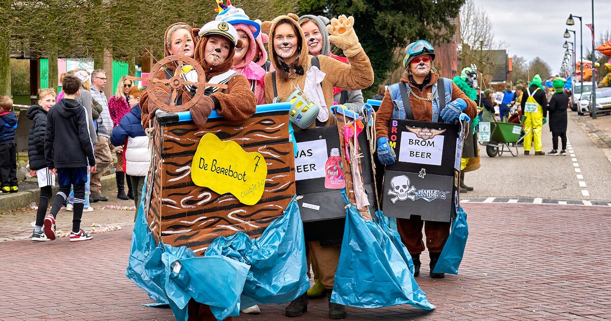 Optocht Haaikneuterslaand in foto’s