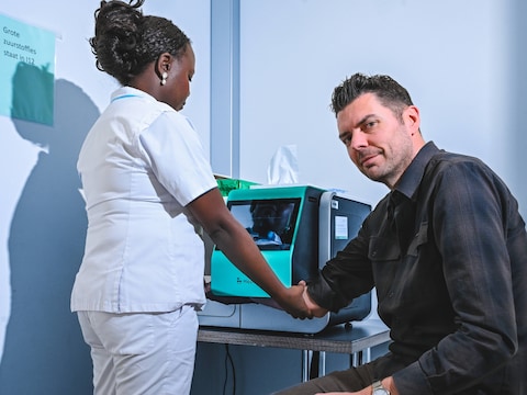 Onze journalist doet een allergietest in het UZ Leuven met een machine die AI inschakelt.