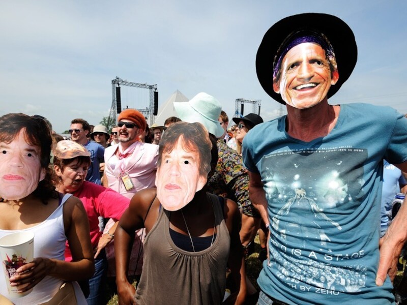 Stones-fans dragen maskers van Keith Richards en Mick Jagger.