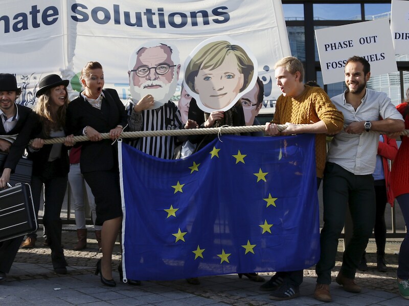 Klimaatactivisten voeren actie voor de Europese Raad in Brussel.