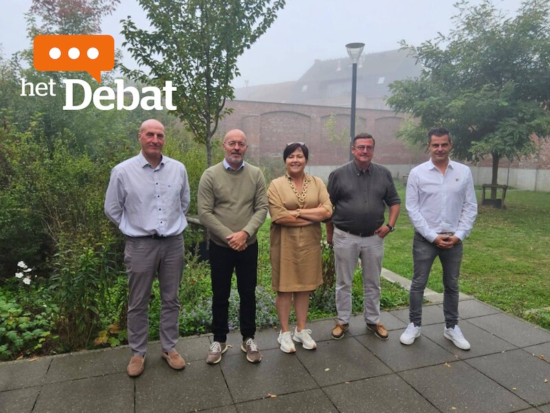 Een (deel van) het schepencollege van Izegem, met van links naar rechts Jan Dierickx-Visschers, burgemeester Kurt Grymonprez, Nadia Staes (allen STiP+), financiënschepen Filip Buyse en cultuurschepen Sam Weyts (Vlaams Belang). Schepenen Matthias Leenknecht en Bruno Lambert ontbreken op de foto.