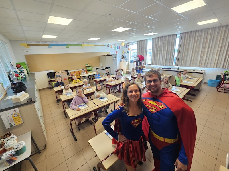 Superhelden SARK en Vinnie kleuren eerste schooldag in Kachtem
