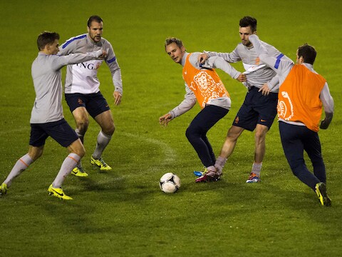 Siem de Jong (M) op de training bij Oranje.