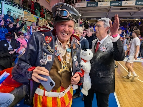 Freddy Thybaert met de carnavalsmatch van Okapi.