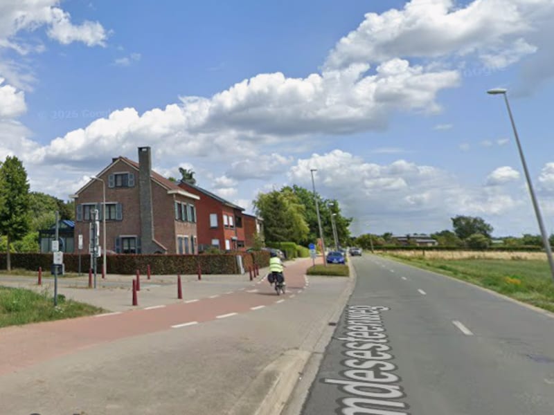 Op de Vremdesesteenweg in Boechout wordt het fietspad hersteld ter hoogte van de Lindelei.