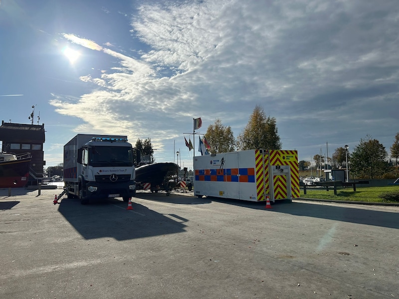 Op de Maasplas in het Limburgse Kinrooi is zondagavond een bootje gezonken, waarbij drie mensen in het water terechtkwamen.